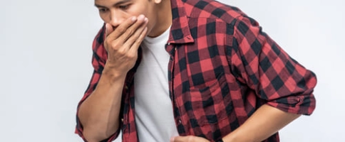 мужчина с тошнотой после запоя